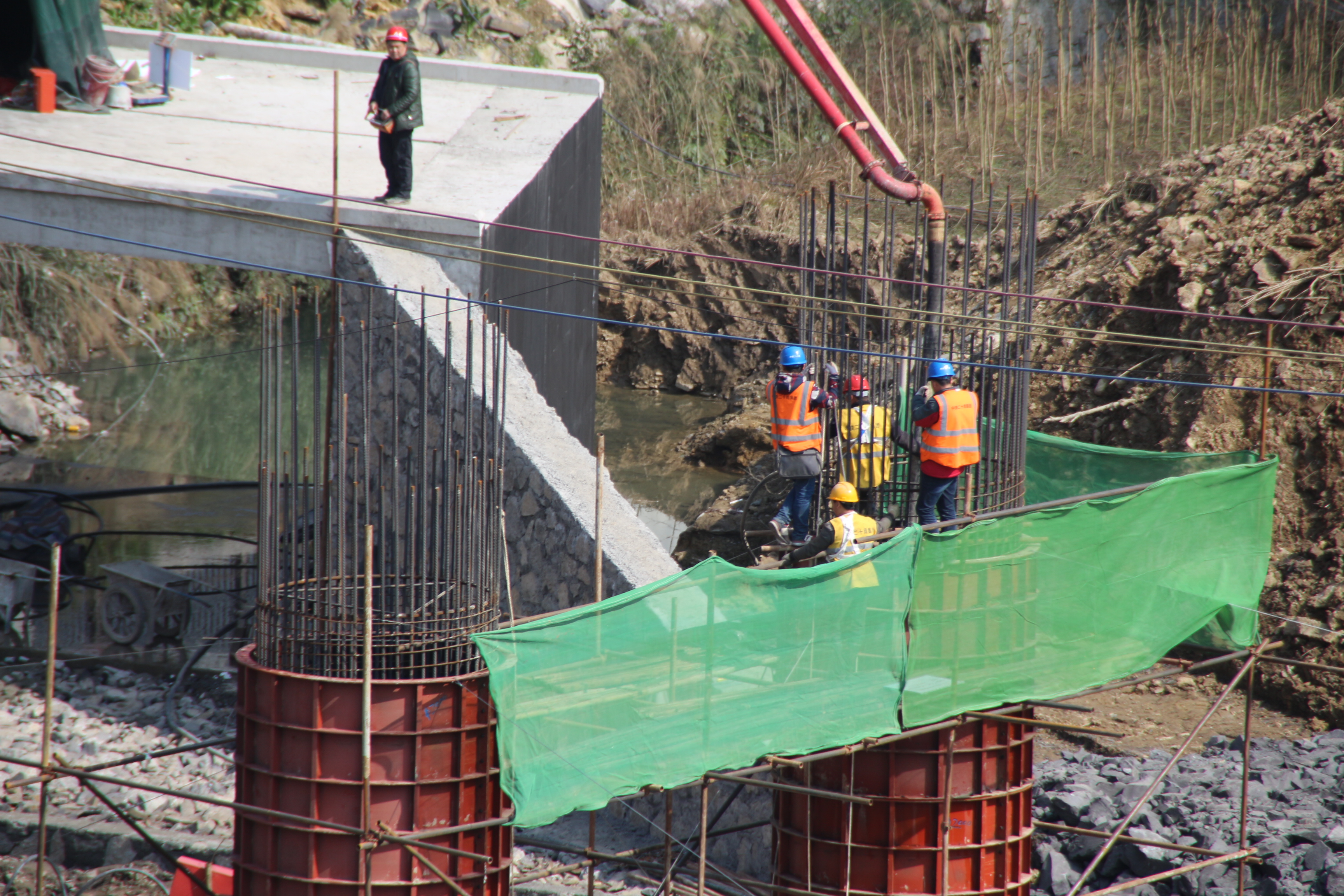 石黔高速首根橋梁墩柱在武陵山腹地拔地而起 建設(shè)工程穩(wěn)步推進