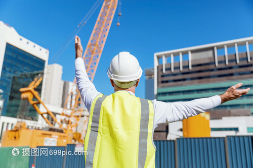 筑夢藍圖下的守護者——記建筑工地的工程師與建設者們